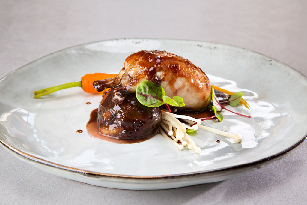 Caille farcie aux figues et jus de carotte au cacao